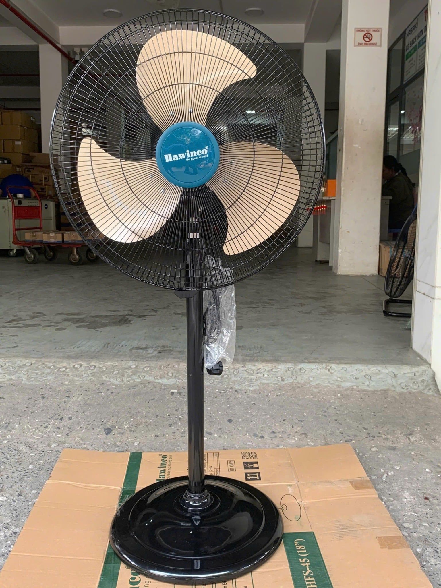 Quạt đứng công nghiệp Hawin20 HS20-45SM - 125w (Đen & Trắng)