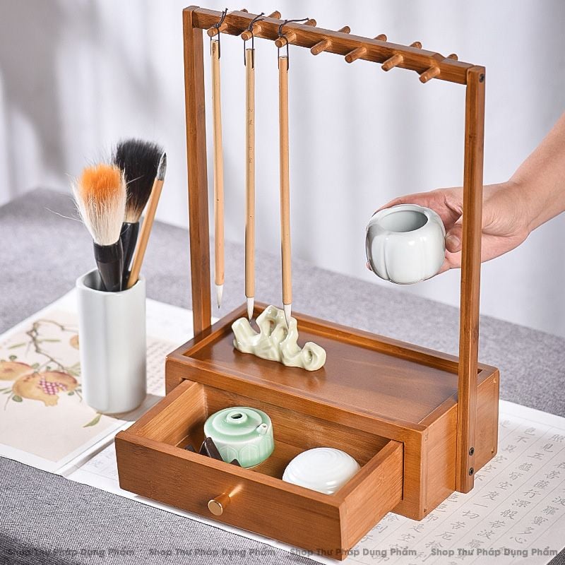 Giá treo bút lông kết hợp khay đựng đồ gỗ trúc tự nhiên