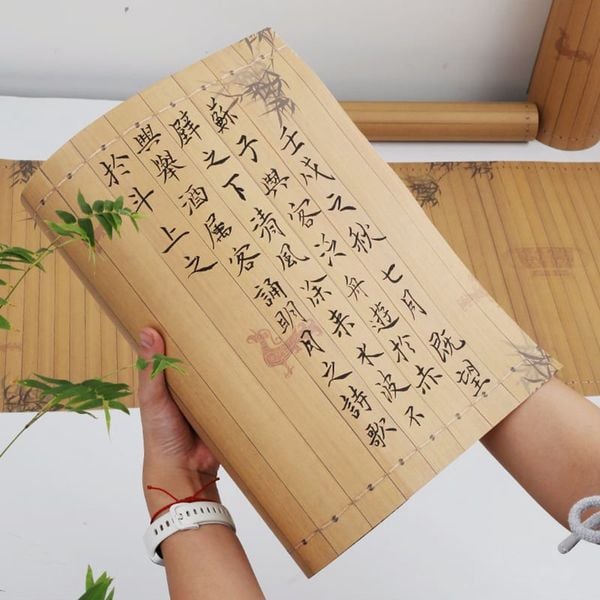Cuộn giấy xuyến chỉ in hình thẻ tre viết chữ tiểu khải tác phẩm thư ph ...