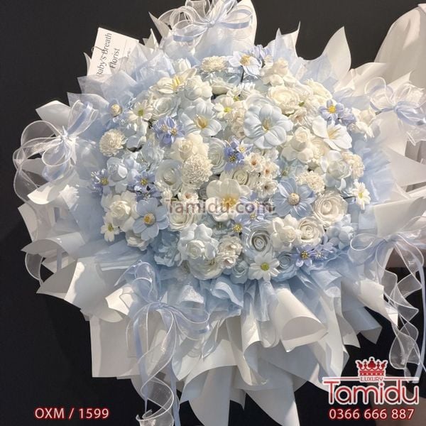 Lấp Lánh Ánh Dương - Bó Hoa Sáp Tone Xanh Trắng – Đỉnh Cao Của Sự Kiêu Kỳ