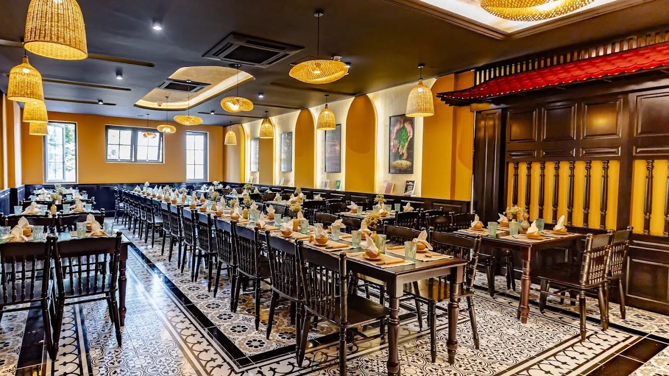 Streetside Dining - 25 Hàng Gà