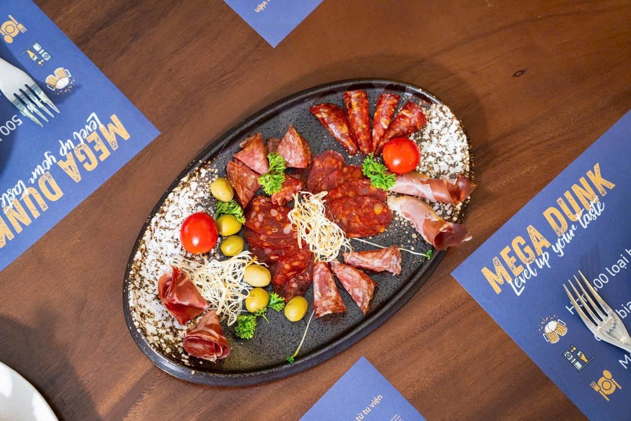 Mega Dunk Bistro - 2 Nguyễn Hoàng