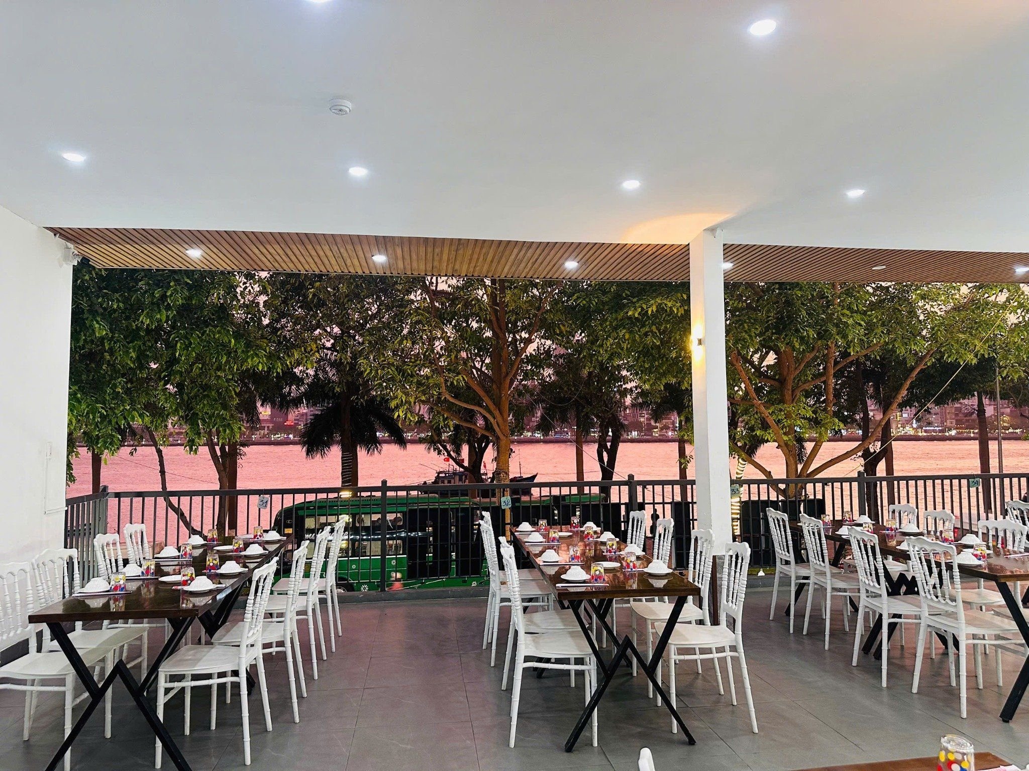Hải Sản Hoài Hương - 365 - 367 Trần Hưng Đạo