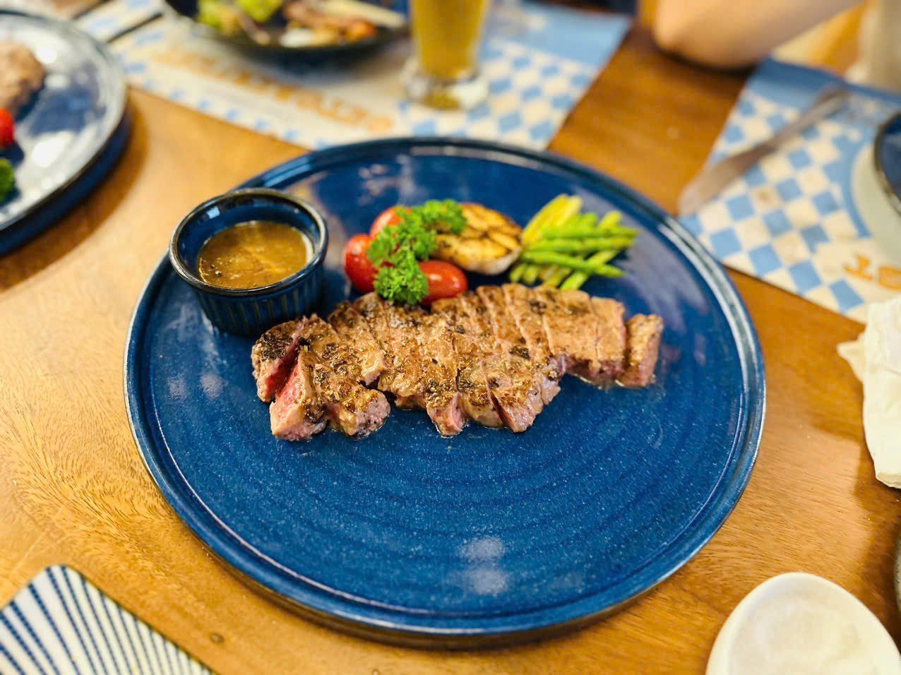 Mega Dunk Bistro - 2 Nguyễn Hoàng