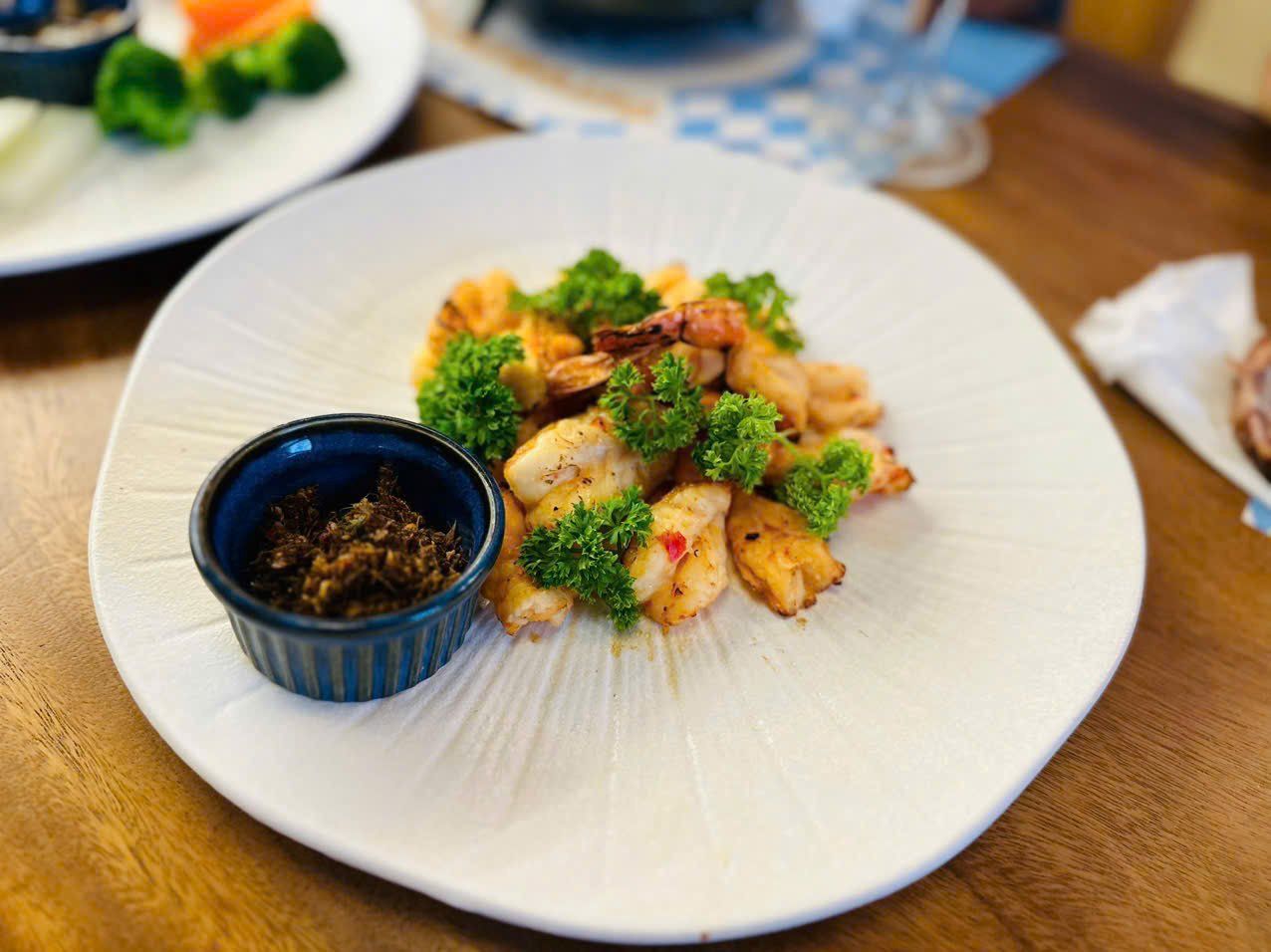 Mega Dunk Bistro - 2 Nguyễn Hoàng