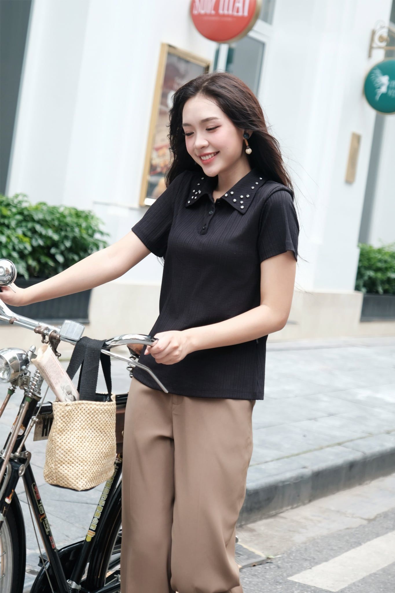  Áo thun polo đen đính đá cổ 