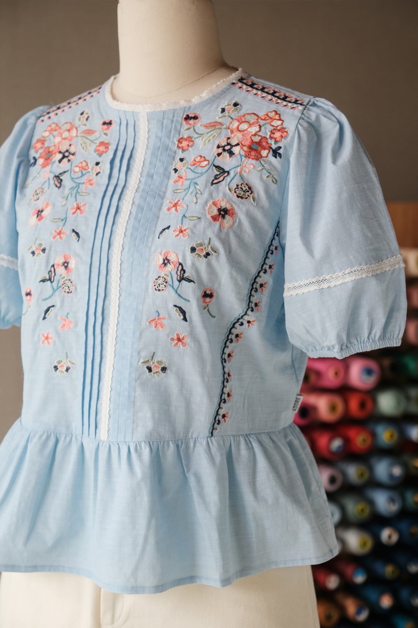  Áo peplum xanh thiên thanh thêu thân trước 