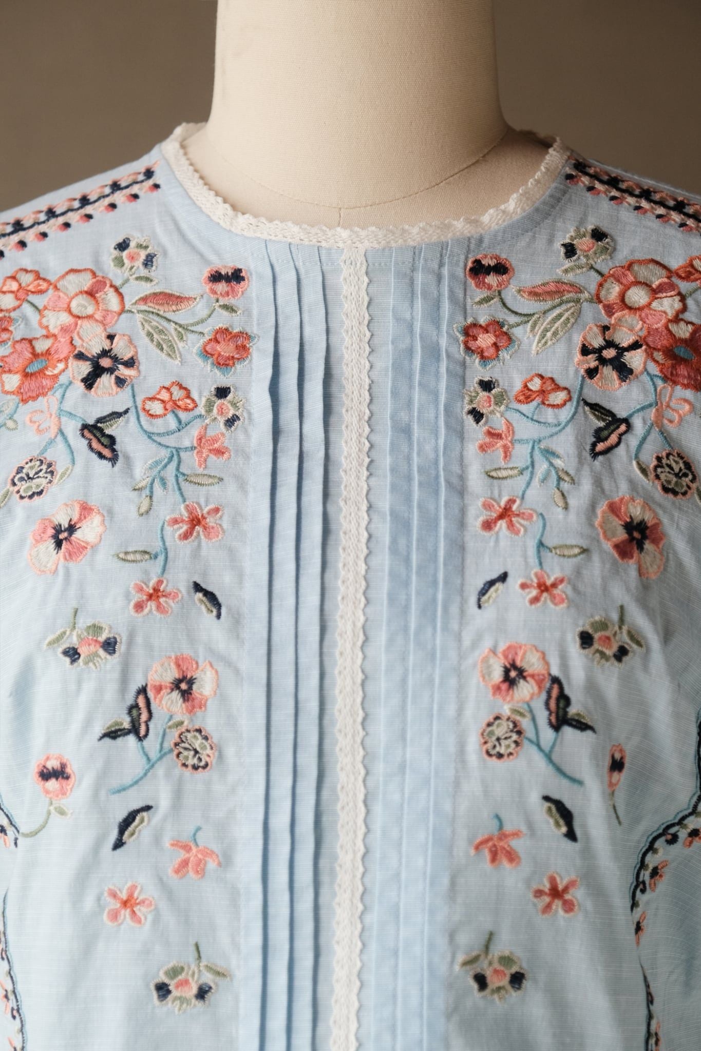  Áo peplum xanh thiên thanh thêu thân trước 