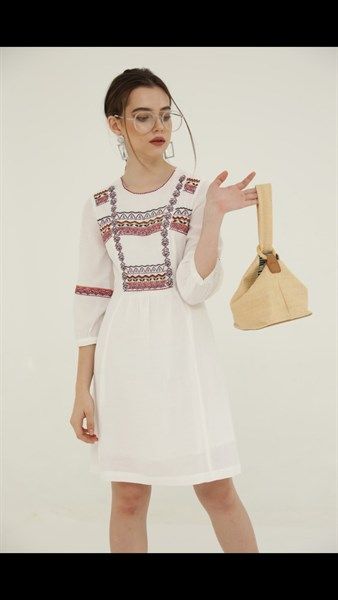 Váy xoè trắng thêu hoạ tiết tunic sz S