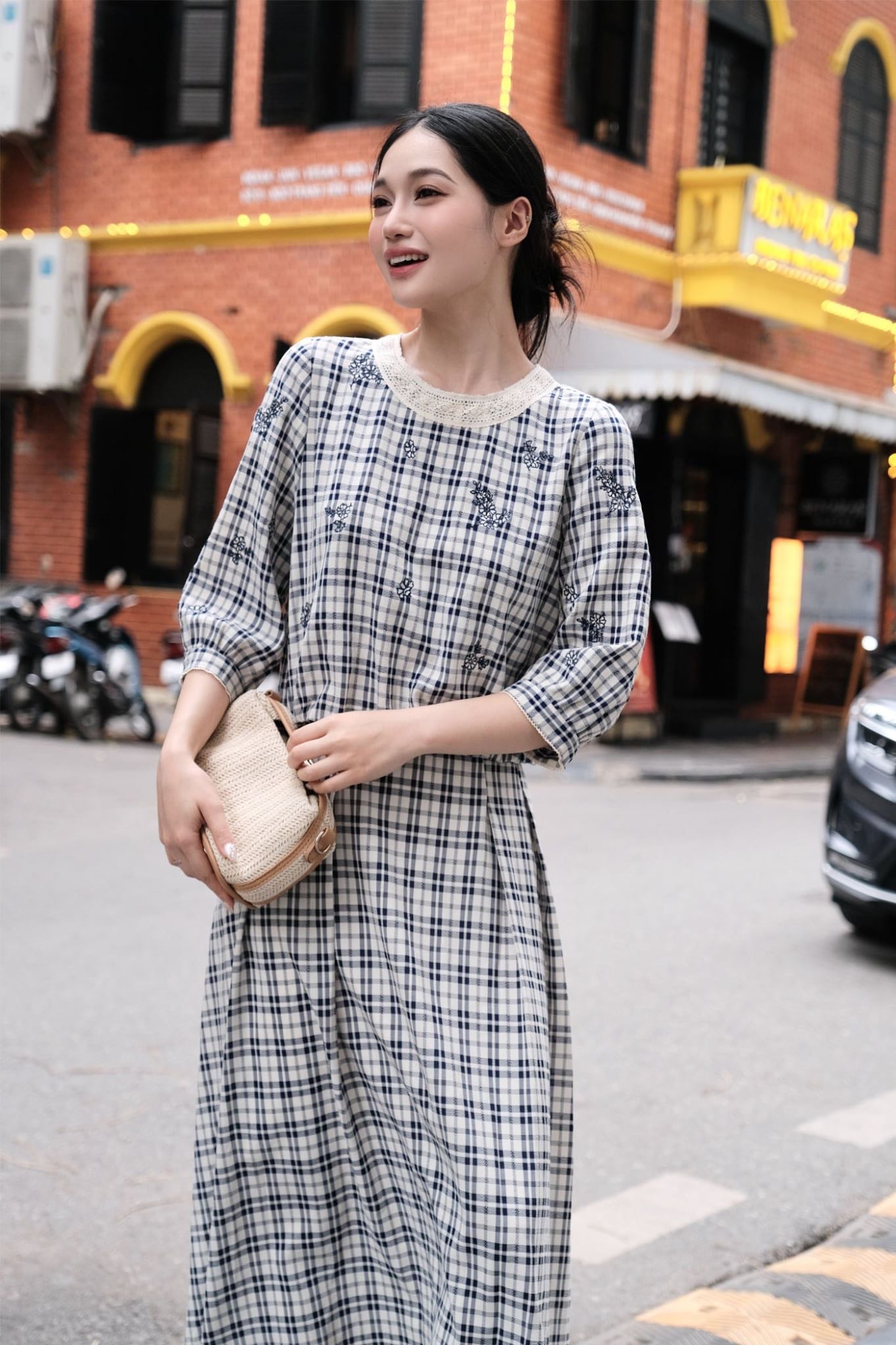  Top karo navi phối ren thêu hoa rơi 