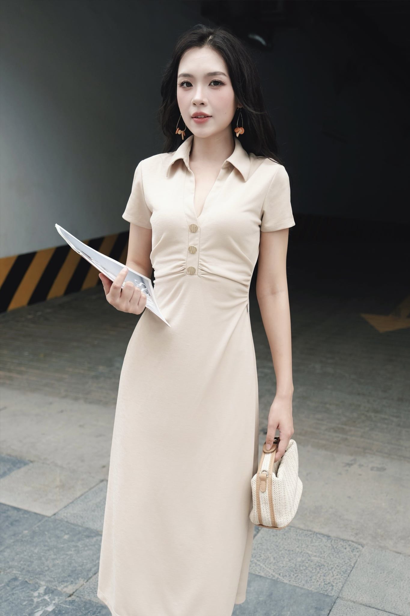  Đầm midi be cổ V nhún sườn 