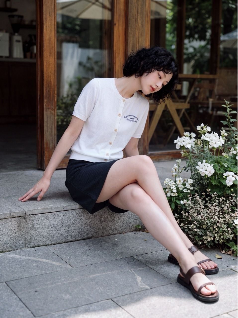  Áo thun dệt trắng thêu ngực 