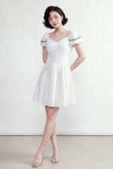  Đầm mini trắng cắt mảnh thêu tay 