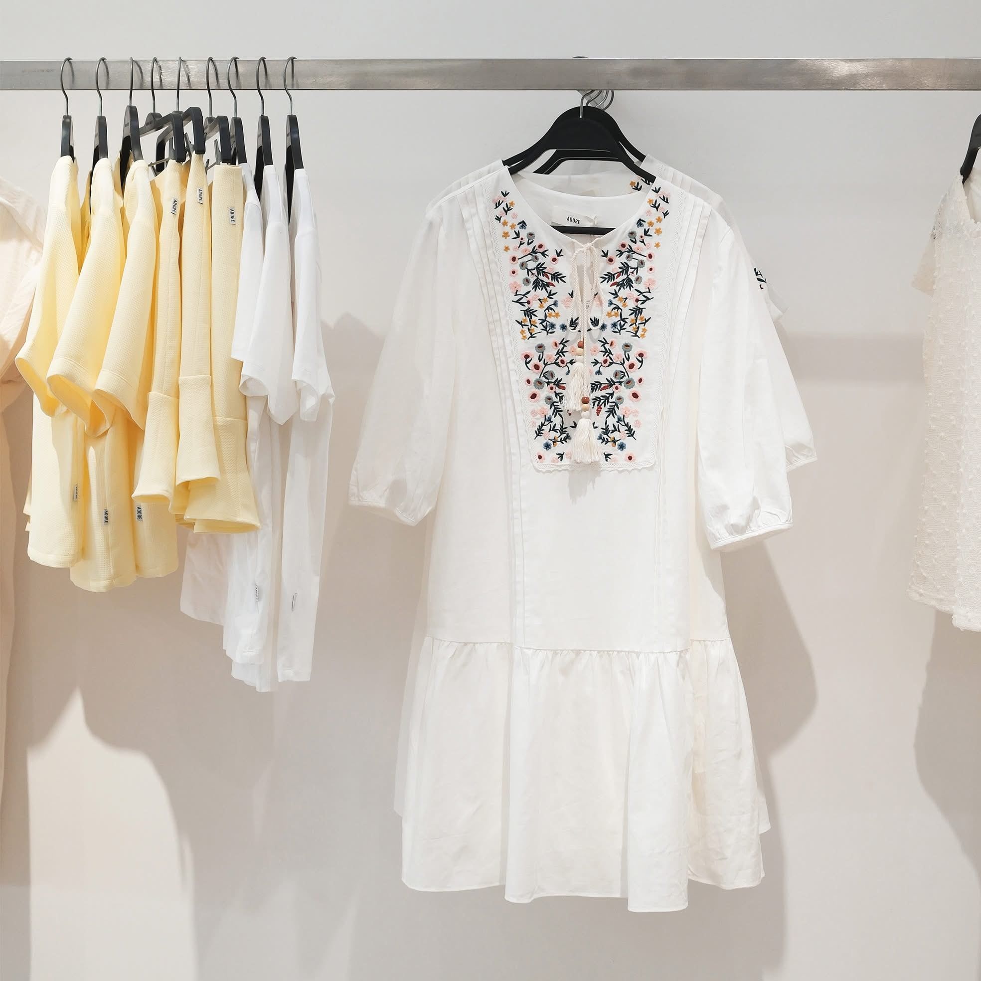  Đầm đuôi cá tunic trắng thêu thân trước 