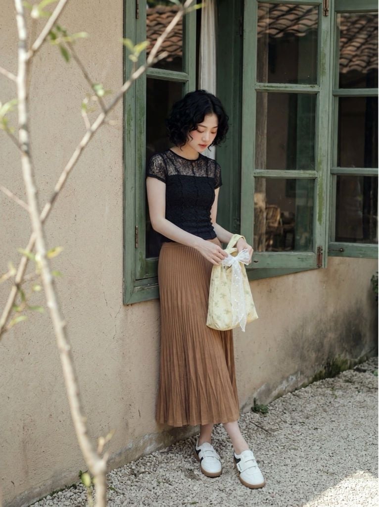 Áo thun ren can mảnh màu đen