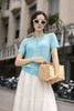 Áo thun dệt xanh ngọc lam thêu ngực