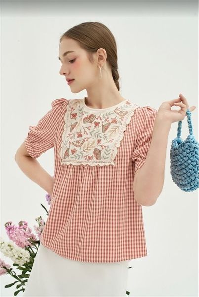Áo kiểu thô karo hồng thêu bô đê đáp phối