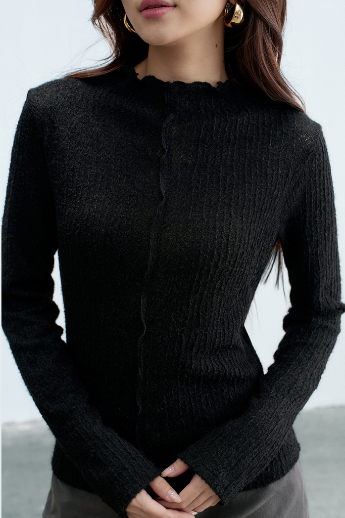 Top dài tay len ren gân nổi đen cổ leo