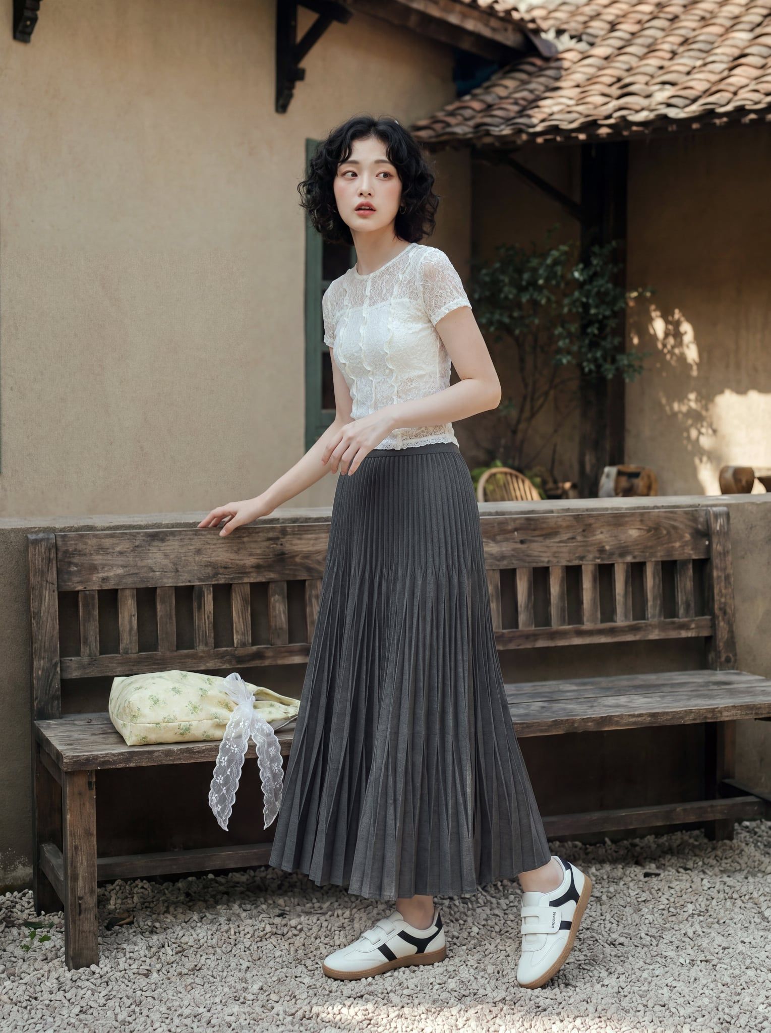  Áo thun ren can mảnh màu kem 