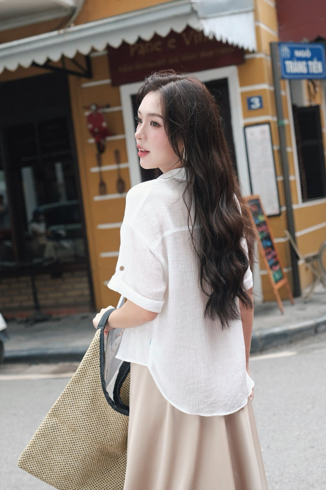  Sơ mi basic cổ V màu trắng 