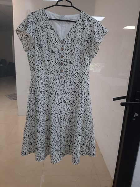 Mini dresses cổ tim lụa hoạ tiết rối đen trắng