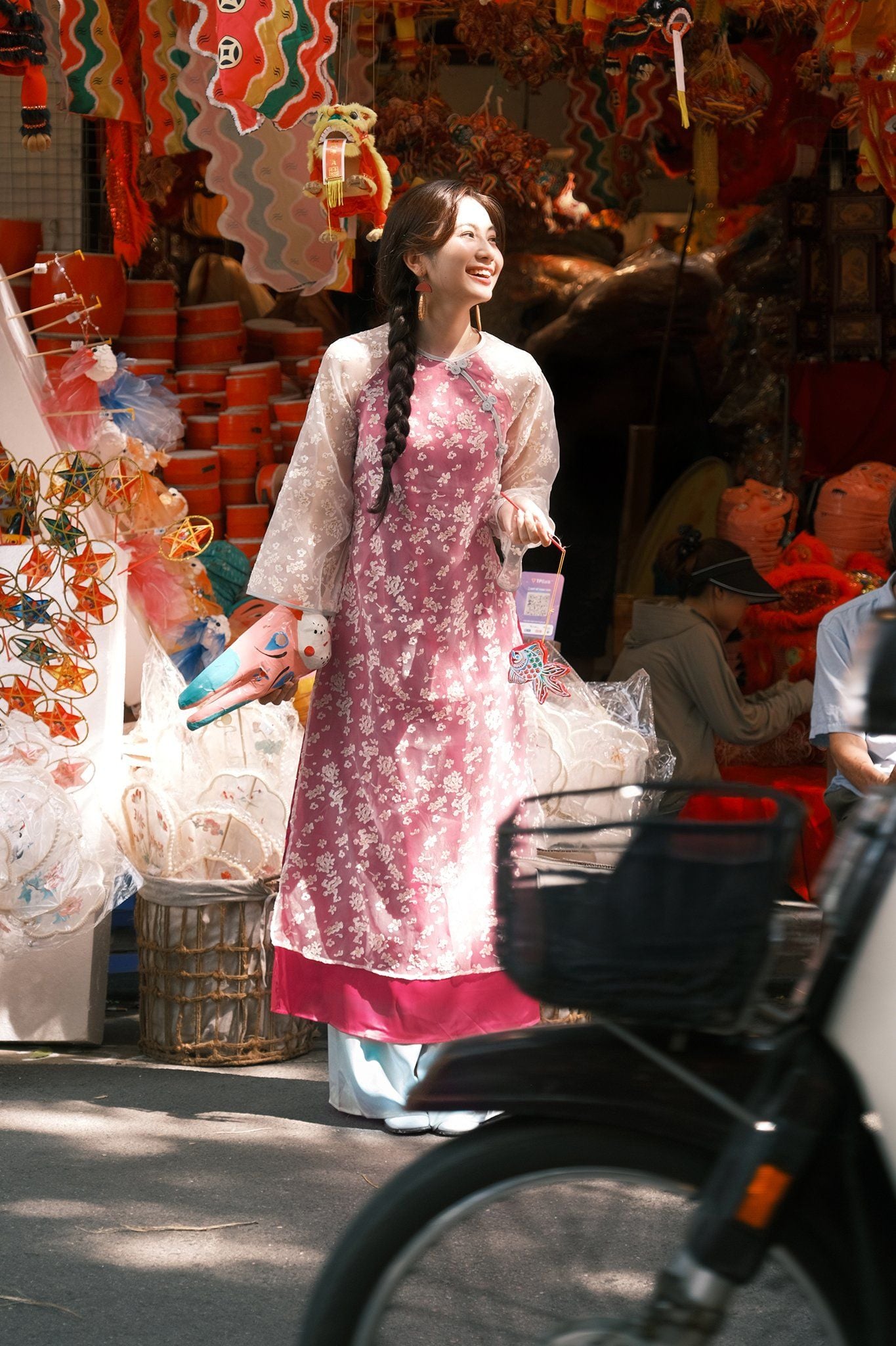 Bộ áo dài nữ voan tơ hoa rơi hồng ngọc quyên