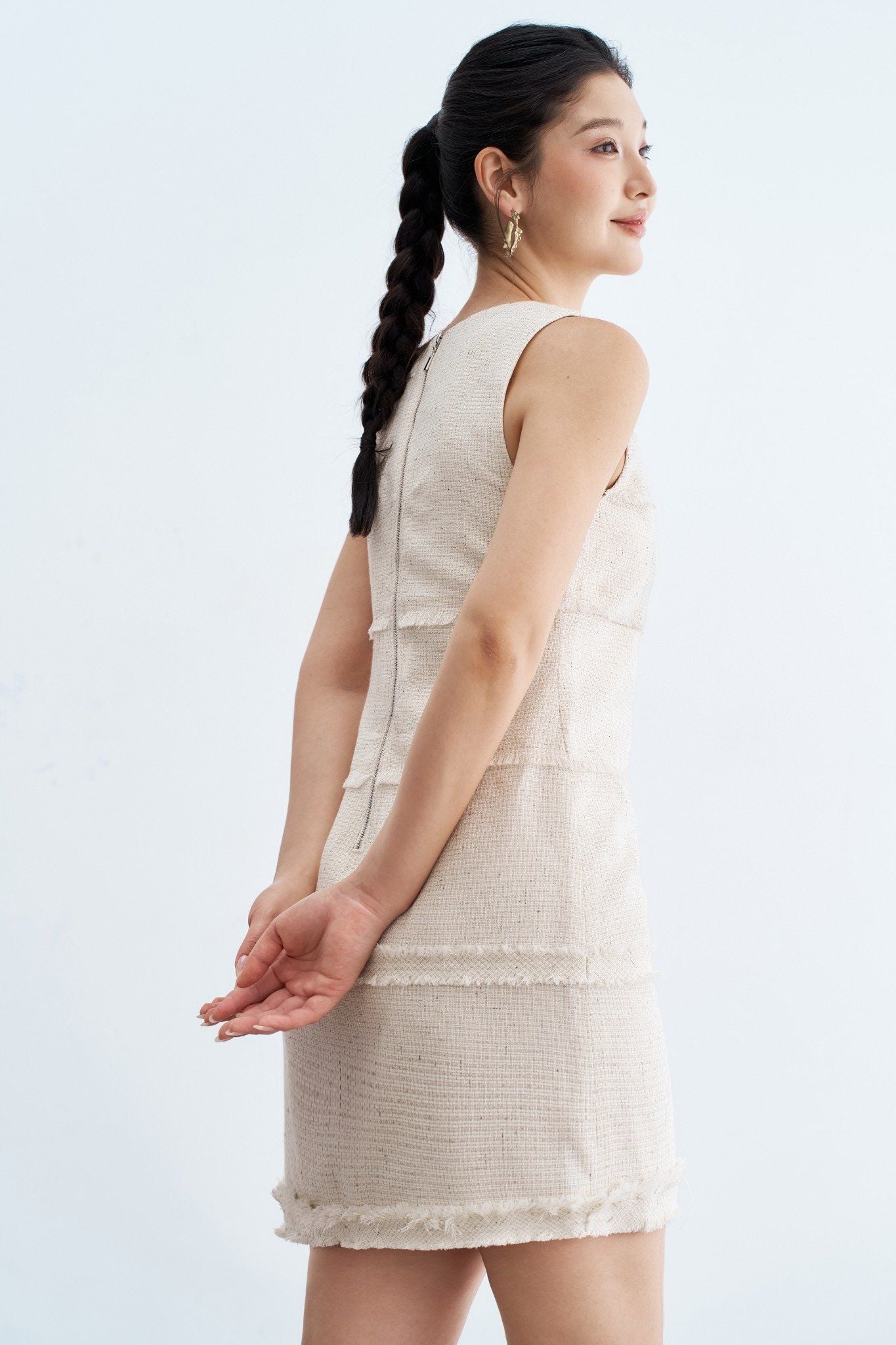 Đầm mini suông sát nách tech phẩy trắng đính nơ