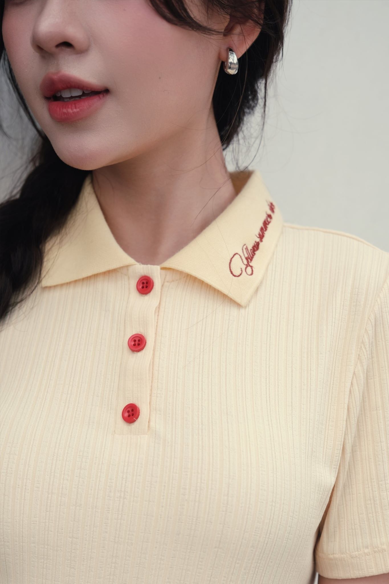  Áo thun polo vàng kem thêu lá cổ 
