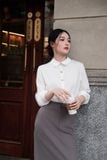  Sơ mi lụa basic trắng kem khuy hoa 