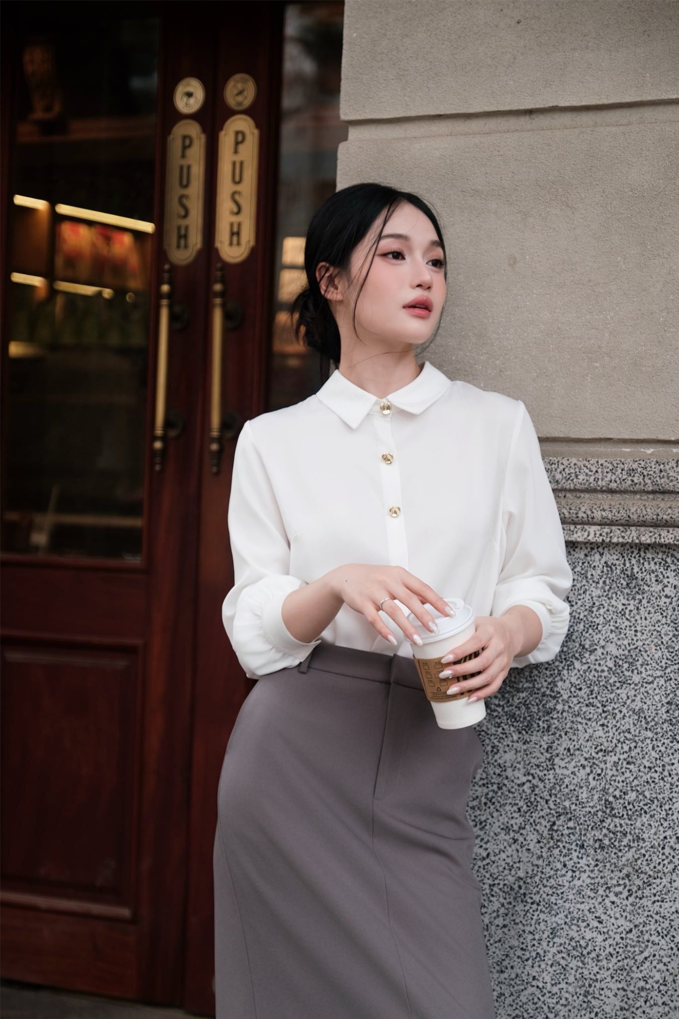  Sơ mi lụa basic trắng kem khuy hoa 