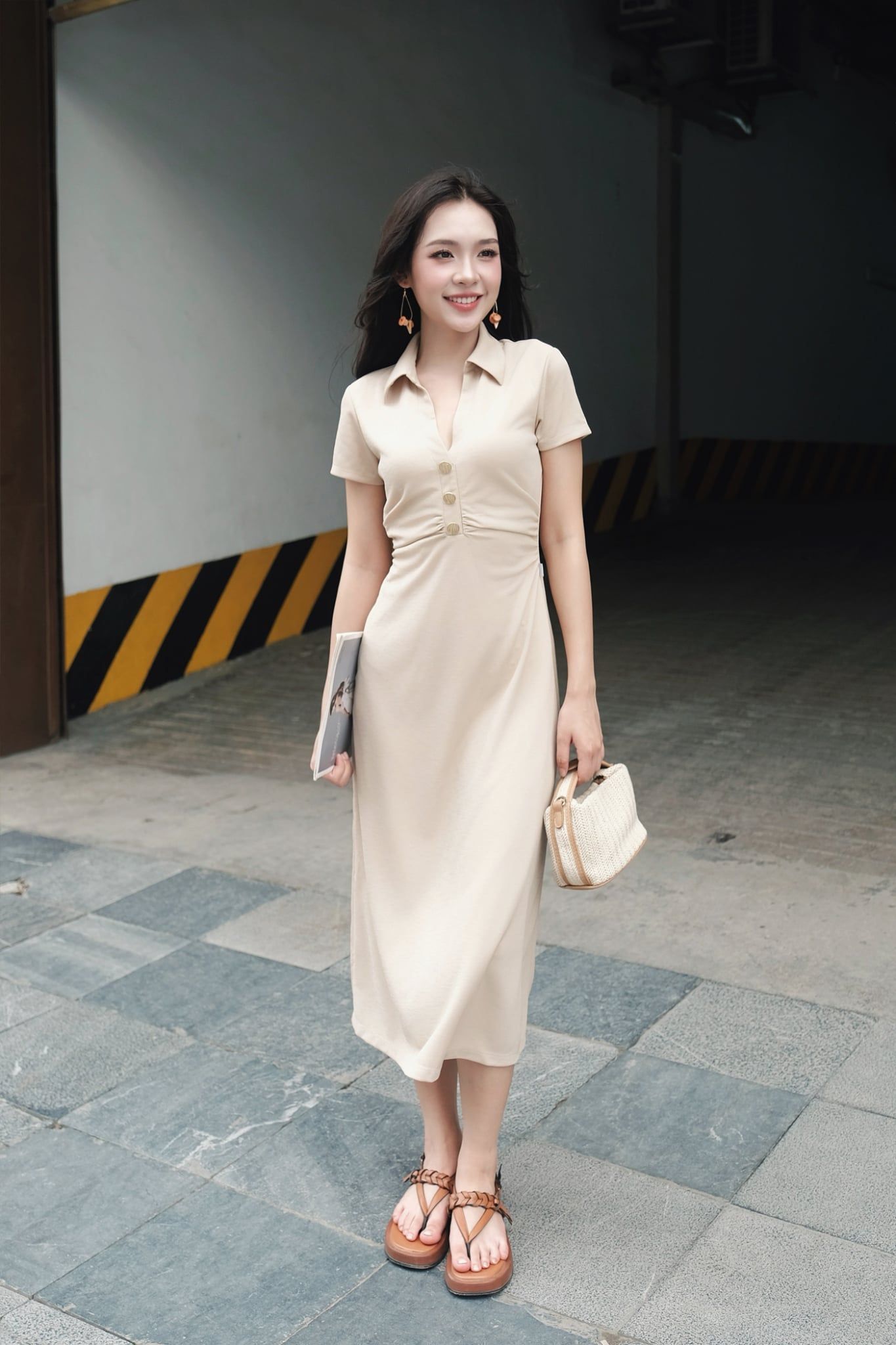  Đầm midi be cổ V nhún sườn 