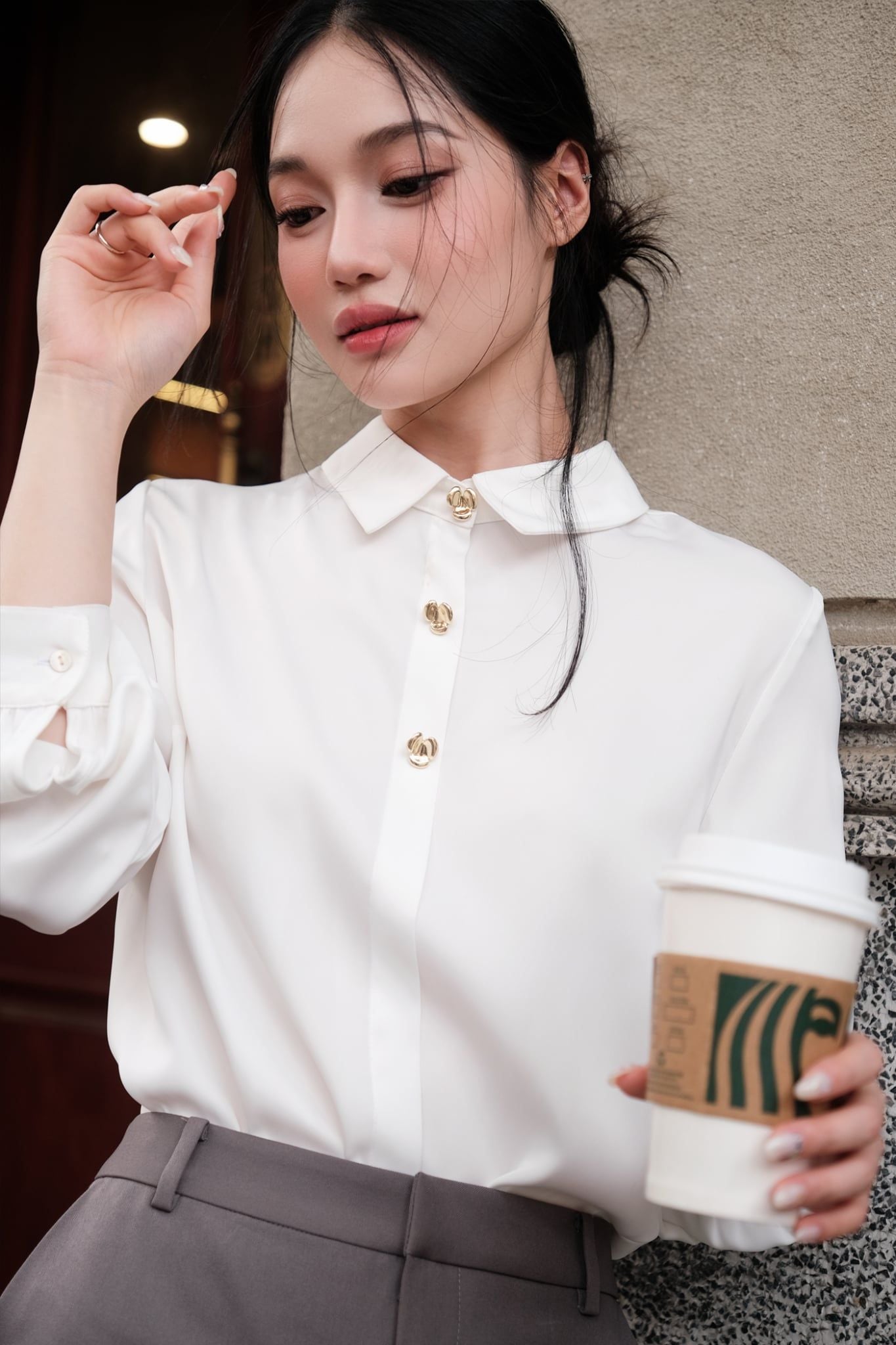  Sơ mi lụa basic trắng kem khuy hoa 