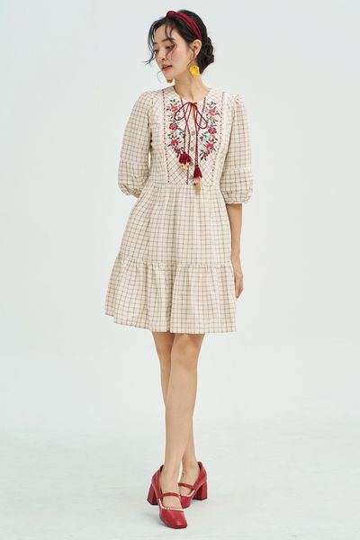 Đầm caro thêu diềm hoa vintage