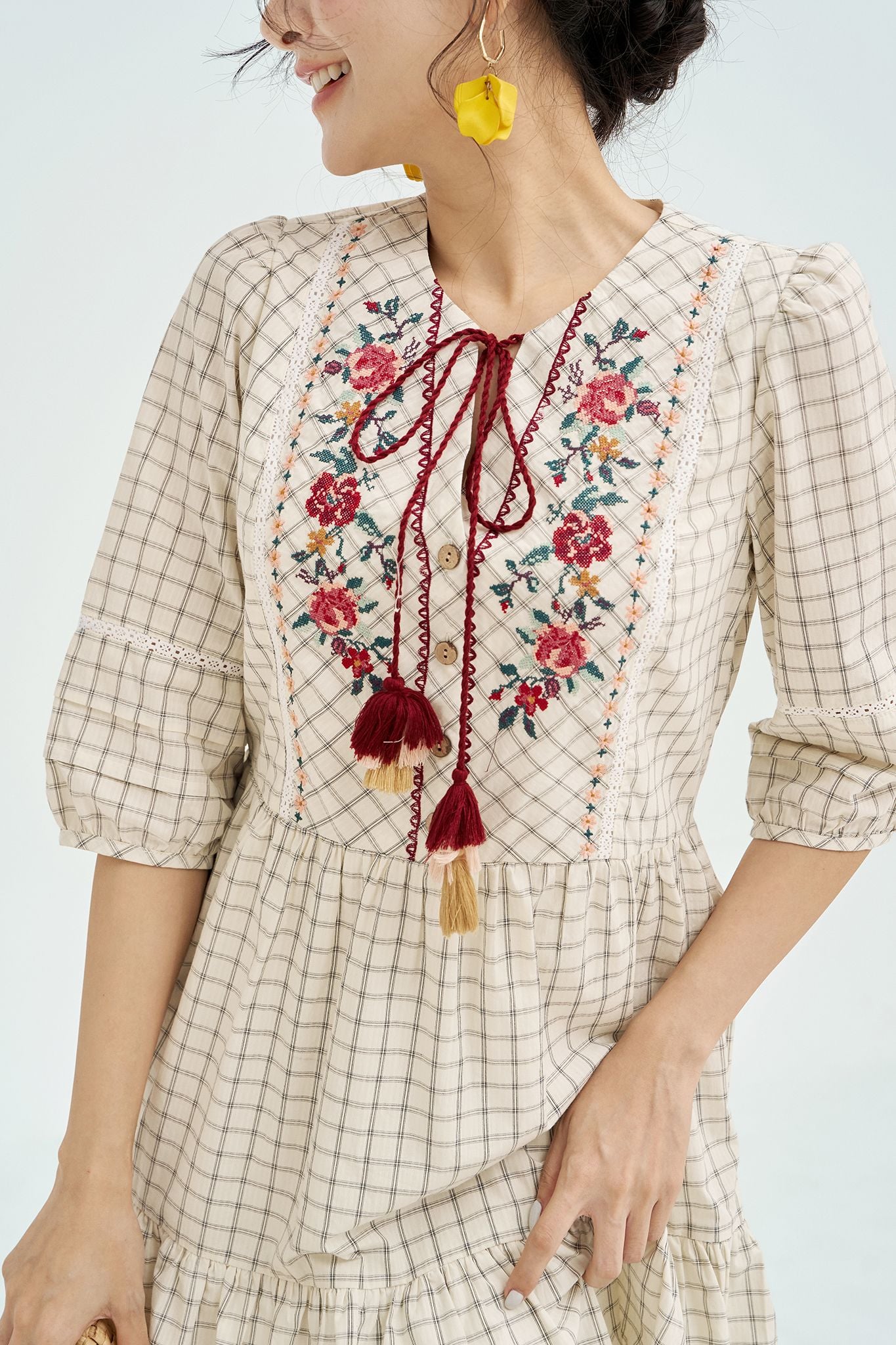 Đầm caro thêu diềm hoa vintage