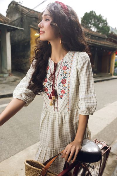 Đầm caro thêu diềm hoa vintage