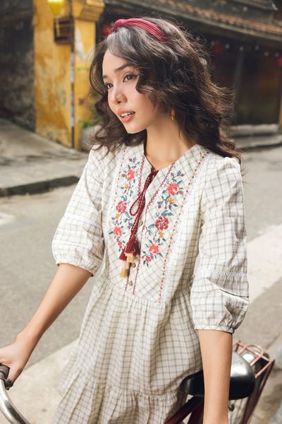 Đầm caro thêu diềm hoa vintage