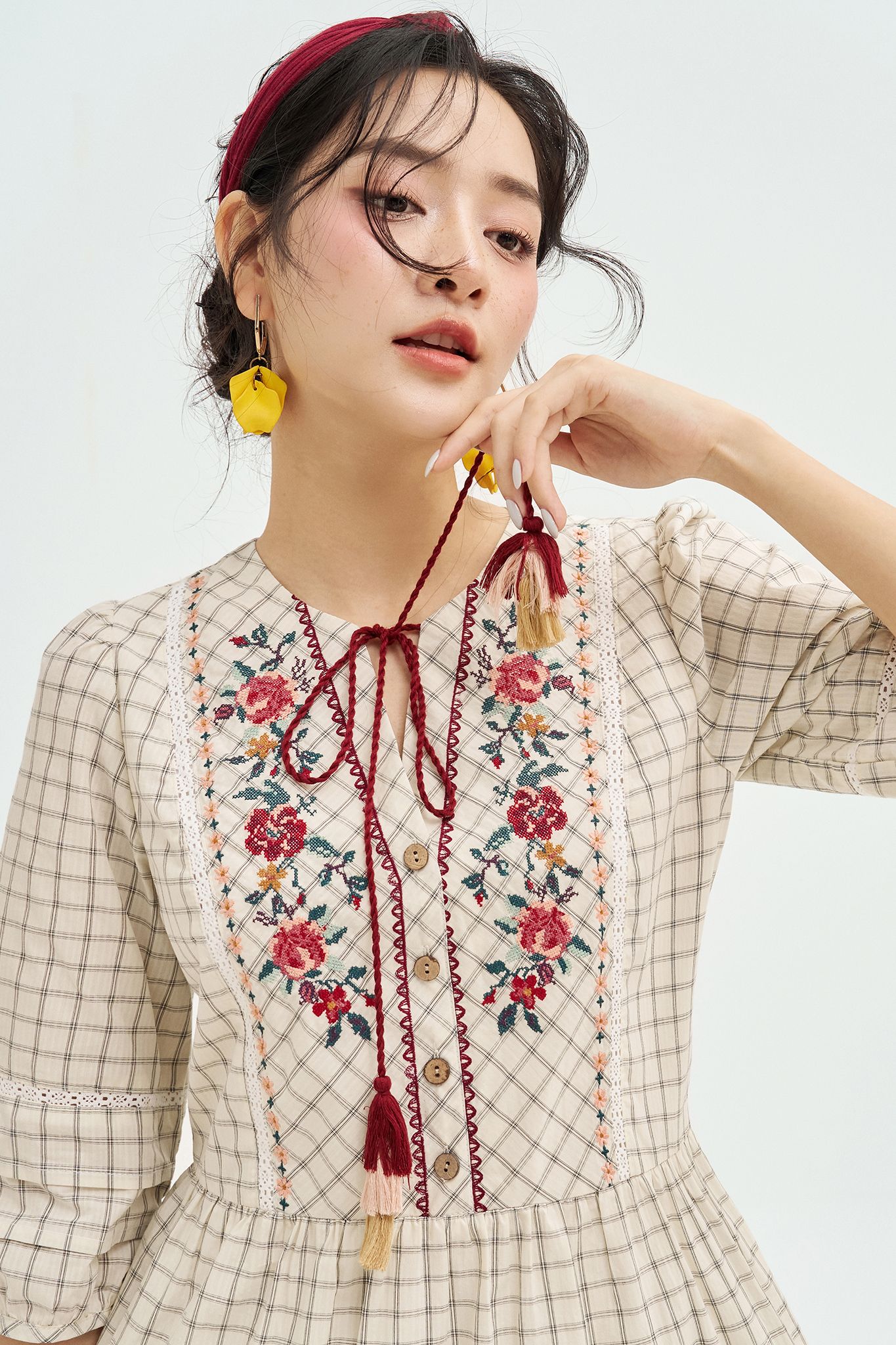 Đầm caro thêu diềm hoa vintage