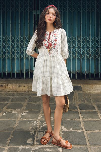 Đầm caro thêu diềm hoa vintage