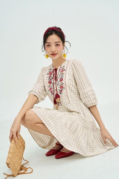 Đầm caro thêu diềm hoa vintage