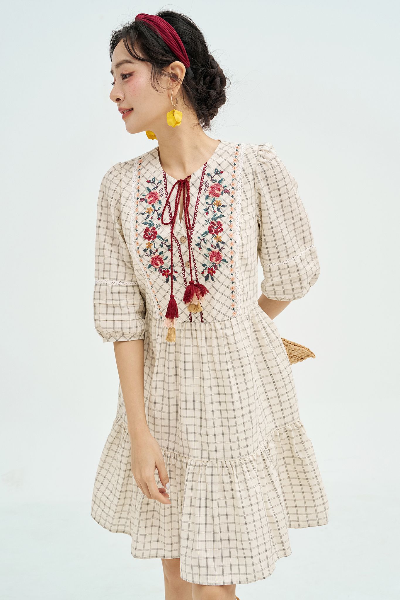 Đầm caro thêu diềm hoa vintage