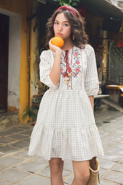 Đầm caro thêu diềm hoa vintage