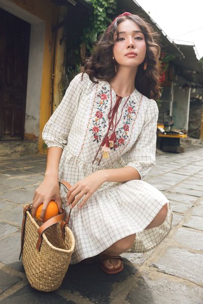 Đầm caro thêu diềm hoa vintage