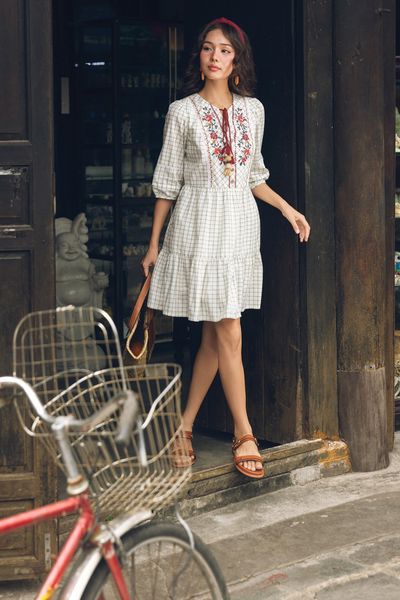 Đầm caro thêu diềm hoa vintage