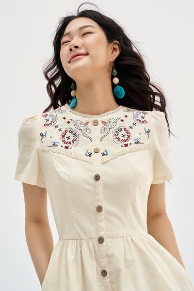 Đầm mini thêu hoạ tiết cầu thân trên