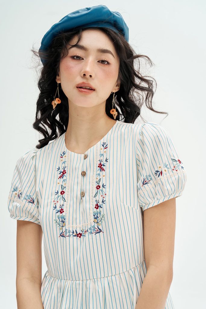 Đầm mini nối tầng sọc xanh thêu cổ