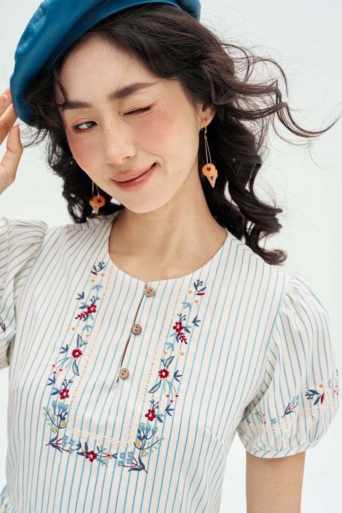 Đầm mini nối tầng sọc xanh thêu cổ