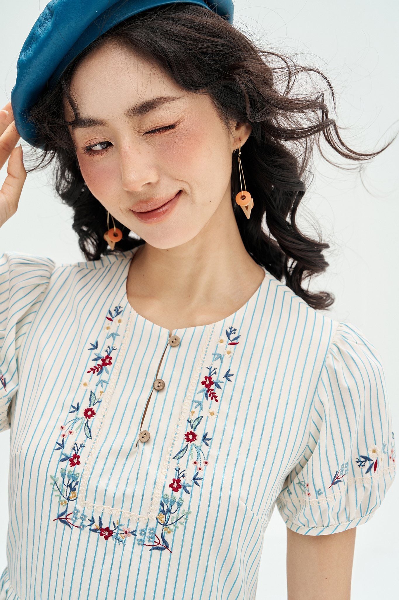 Đầm mini nối tầng sọc xanh thêu cổ