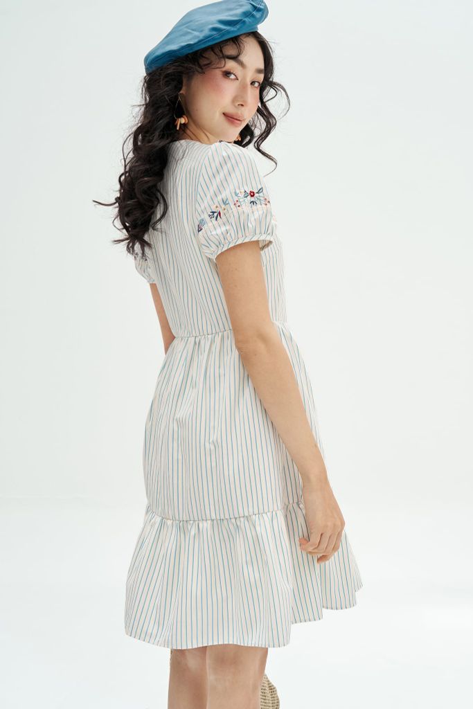 Đầm mini nối tầng sọc xanh thêu cổ