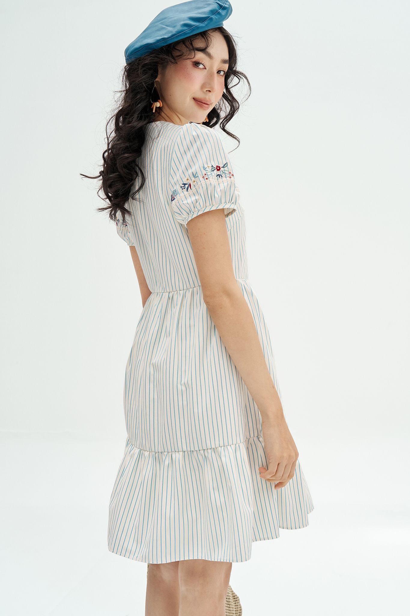 Đầm mini nối tầng sọc xanh thêu cổ