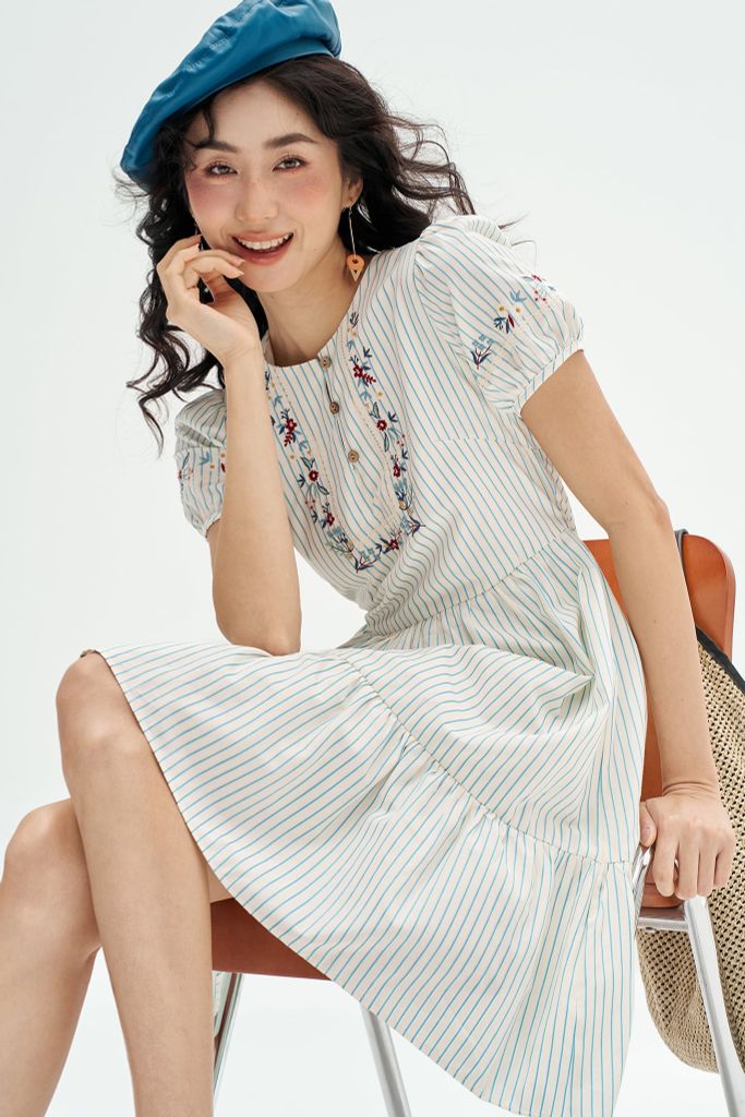 Đầm mini nối tầng sọc xanh thêu cổ